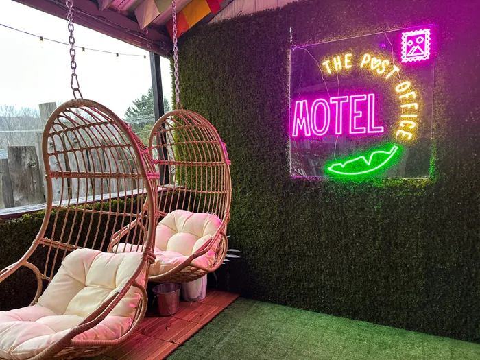 CustomPhoneWalletsNow.com - Artwork Neon Sign