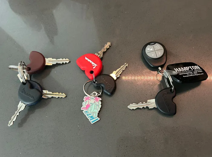 CustomPhoneWalletsNow.com - Metal Keychain