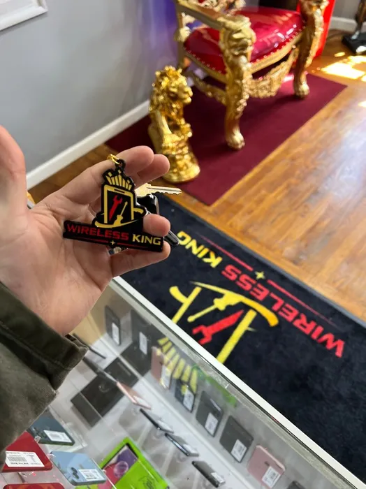 CustomPhoneWalletsNow.com - Metal Keychain