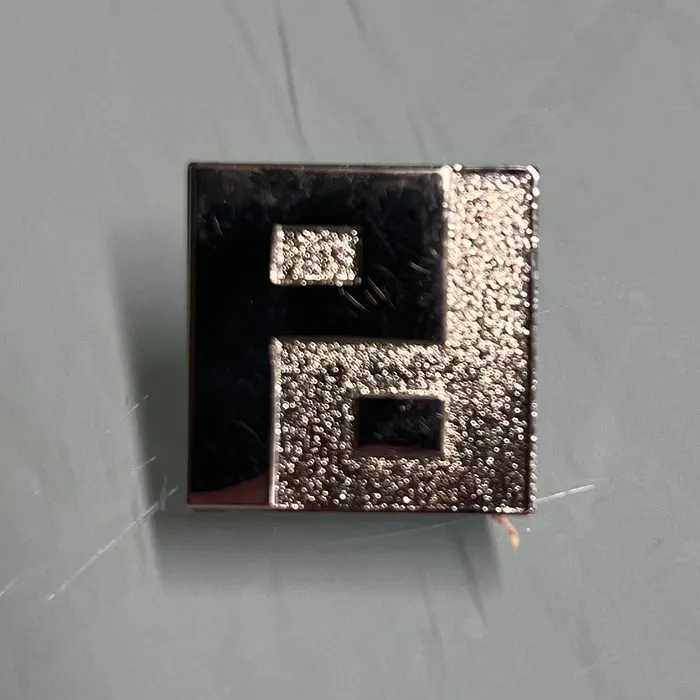 CustomPhoneWalletsNow.com - Die Struck Pin