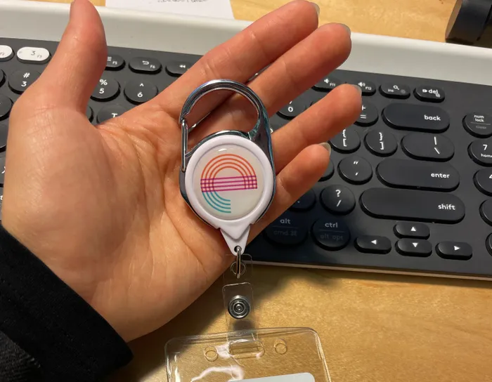 CustomPhoneWalletsNow.com - Badge Reel Style G