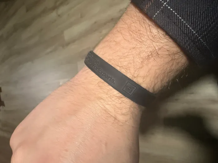 CustomPhoneWalletsNow.com - Embossed