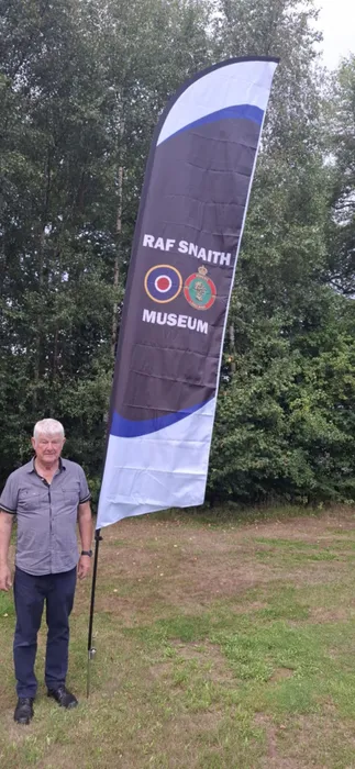 CustomPhoneWalletsNow.com - Feather Flag