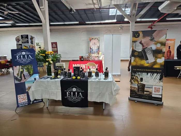 CustomPhoneWalletsNow.com - Hanging Clamp Bar Banners