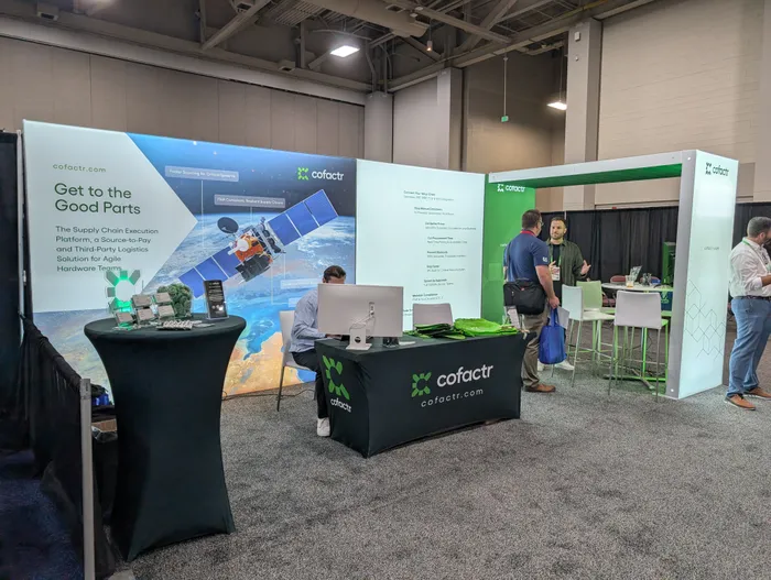 CustomPhoneWalletsNow.com - Custom Round Table Covers